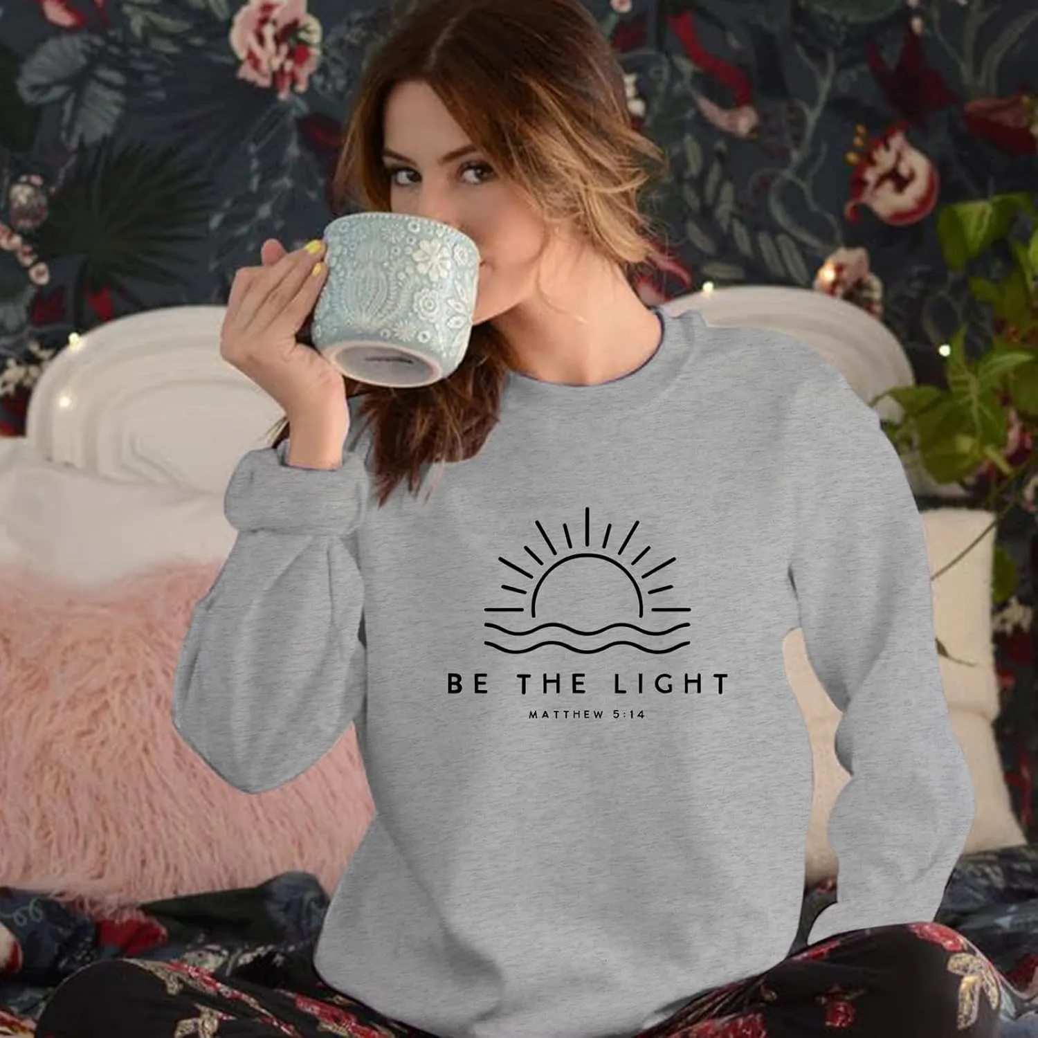 Christian Be The Light Sweatshirts for Women Religious Faith Jesus Bible Verse Graphic Shirts Loose Pullover Tops