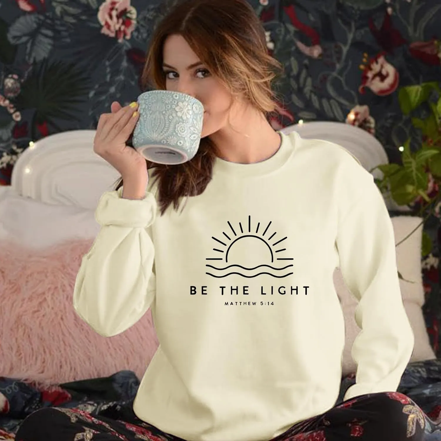 Christian Be The Light Sweatshirts for Women Religious Faith Jesus Bible Verse Graphic Shirts Loose Pullover Tops